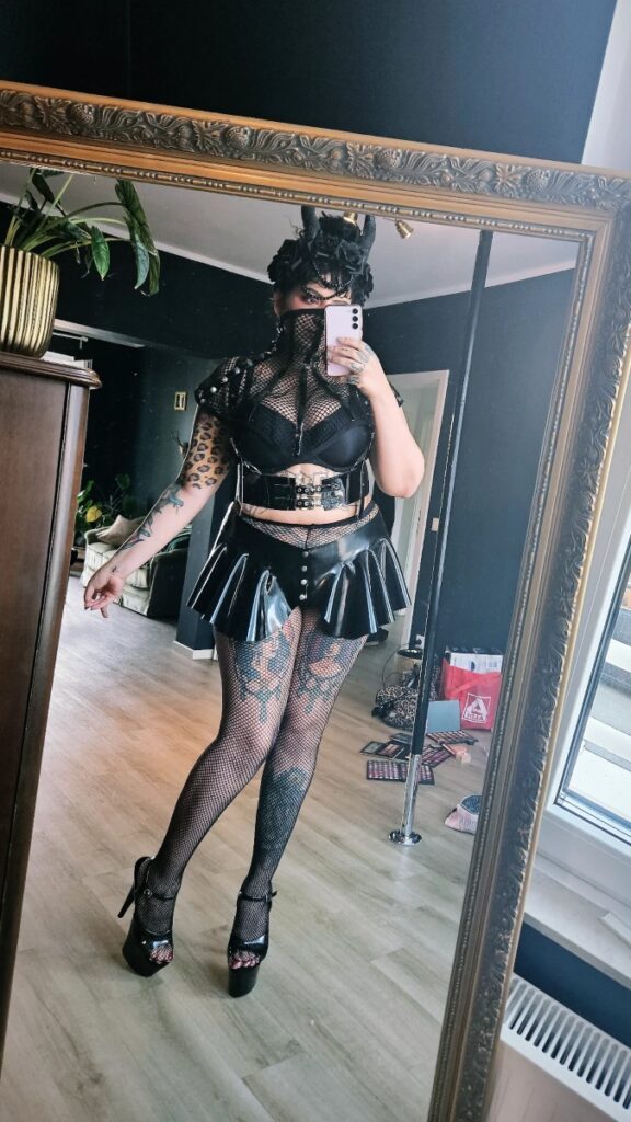 Jacky Bathory liebt raffinierte Outfits