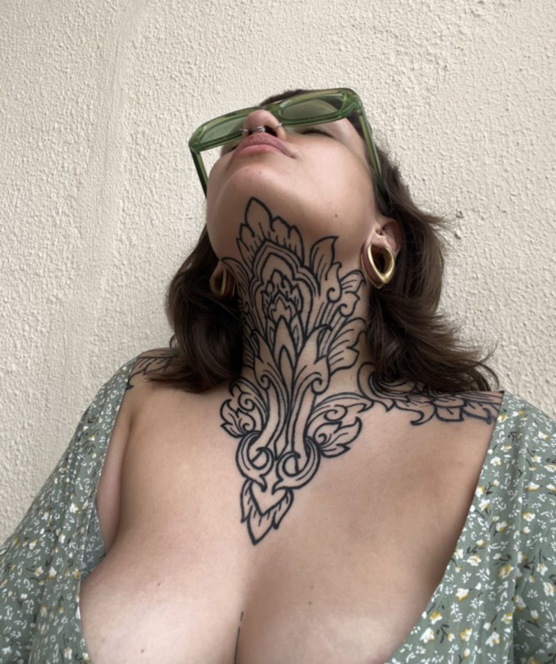 Laura mit ihrem Hals-Tattoo