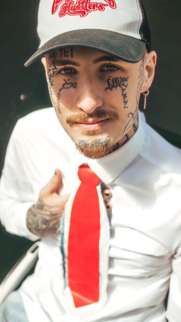 Fast 9000 Menschen folgen Jannis auf Instagram