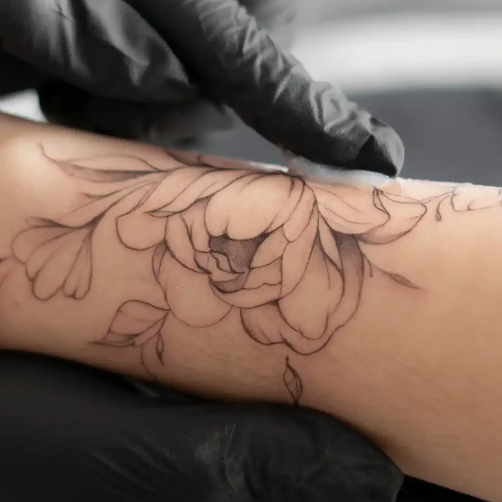 mehr über Fineline Tattoos Rosen Tattoo am Unterarm als Fineline Tattoo