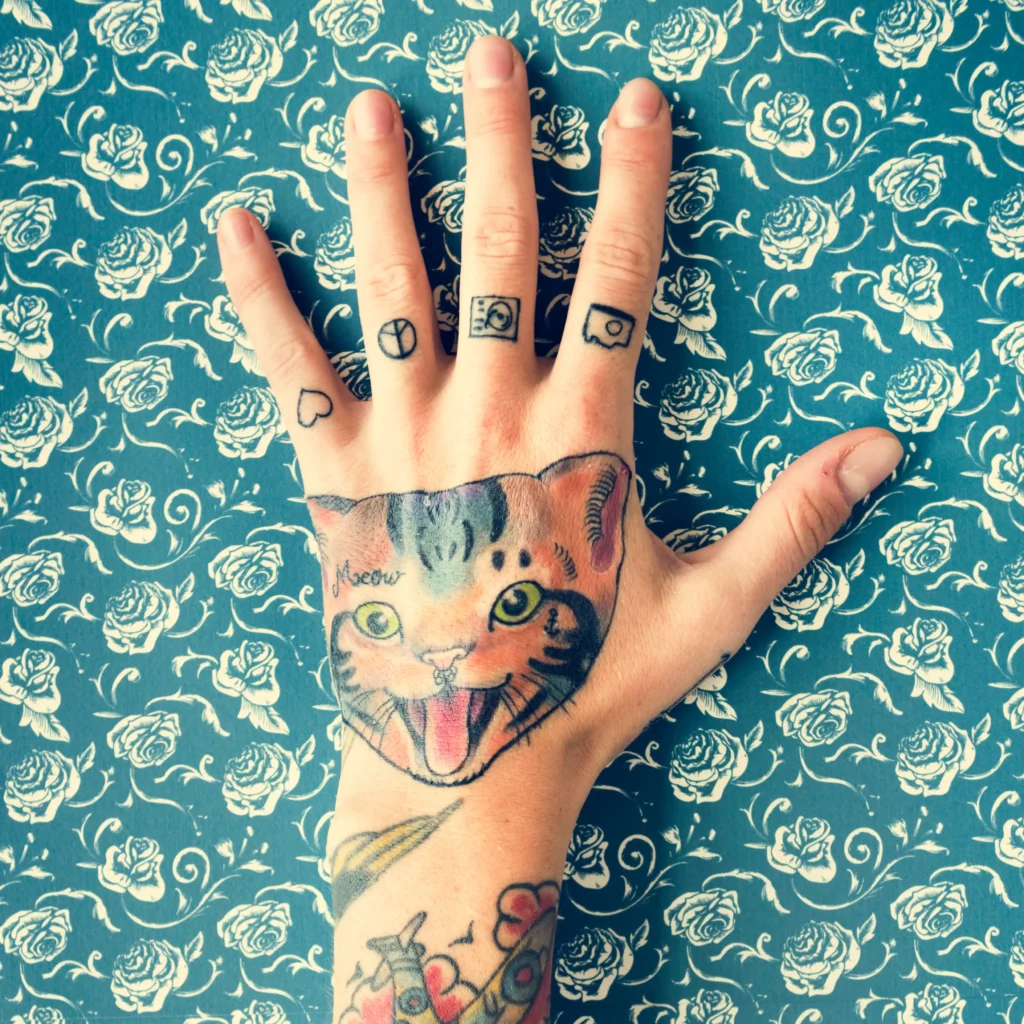 Schmetterling Hand Tattoo im Fine-Line-Stil – leicht, symbolisch, filigran