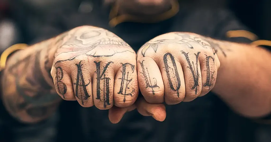 Tattoo Schriftzug auf der Hand mit spiritueller Bedeutung