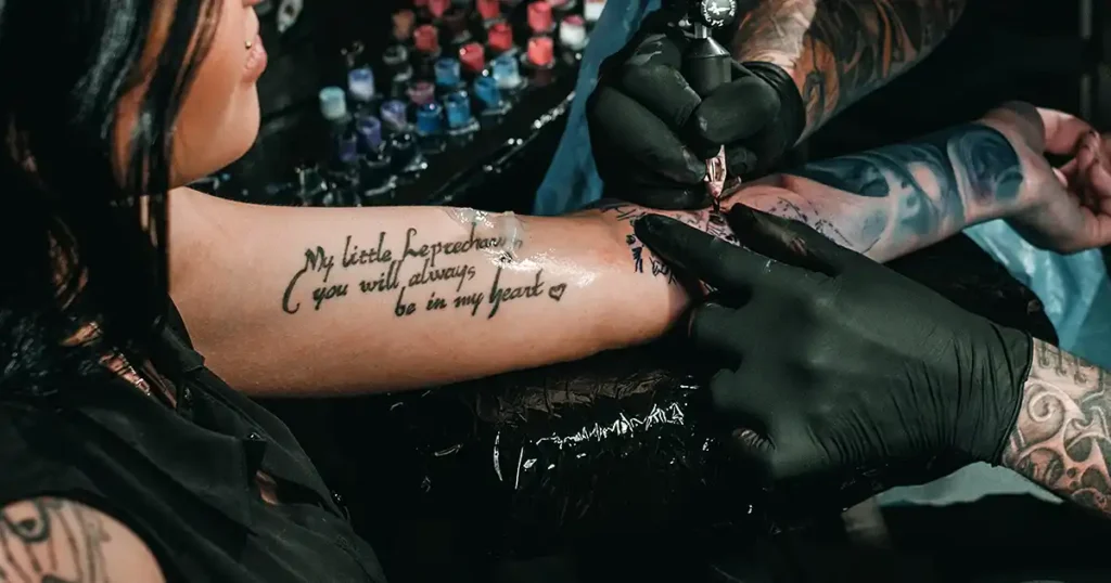 Tattoo Schriftzug am Oberarm mit elegantem Script Font