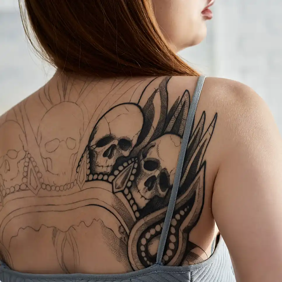 Rücken Tattoo - Totenkopf Motiv einer Frau