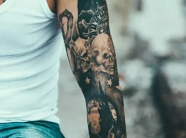 Totenkopf Tattoo Oberarm