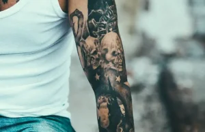 Totenkopf Tattoo Oberarm