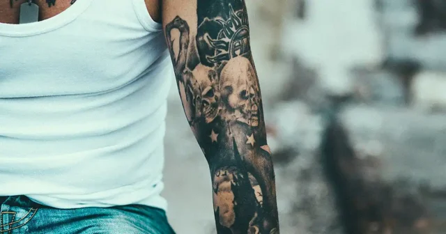 Totenkopf Tattoo Oberarm