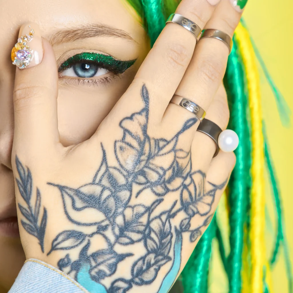 Hand Tattoo Blumen – Wandel & Leichtigkeit