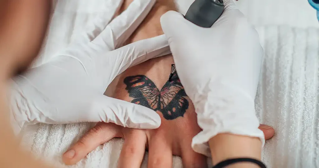 Blackwork Schmetterling Tattoo mit dunklen Flächen und kraftvoller Symbolik