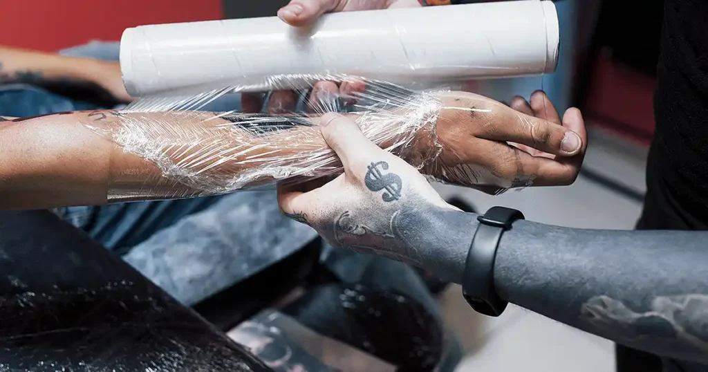 Dein Tattoo soll perfekt abheilen? ✅ Entdecke die häufigsten Fehler bei der Tattoo Pflege und erfahre, wie du sie ganz einfach vermeidest. So bleibt dein Tattoo lange frisch & kräftig.