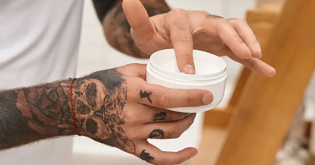 Frisch gestochen? Mit den richtigen Tattoo Pflege Tipps schützt du dein Kunstwerk vor Farbverlust & Narben. Jetzt die besten Profi-Tricks entdecken – bevor es zu spät ist!