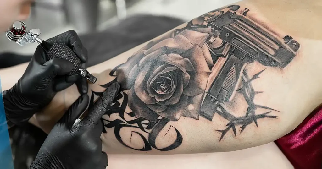 Tattoo-Studio mit Tätowierer bei der Arbeit