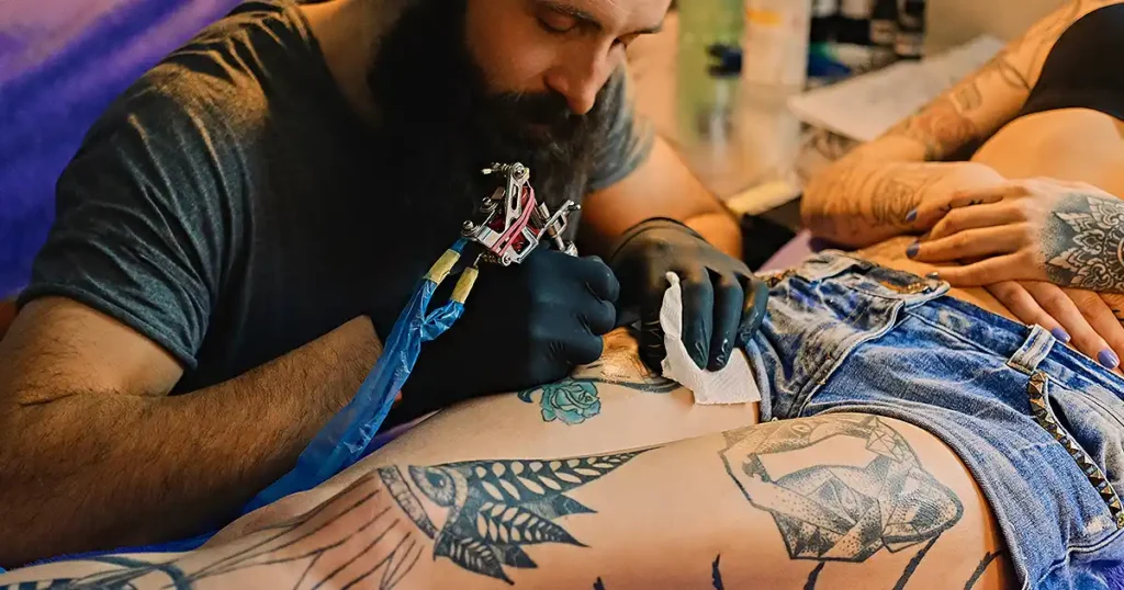 Traditionelle Tattoos inspiriert von alten Kulturen und Symbolen